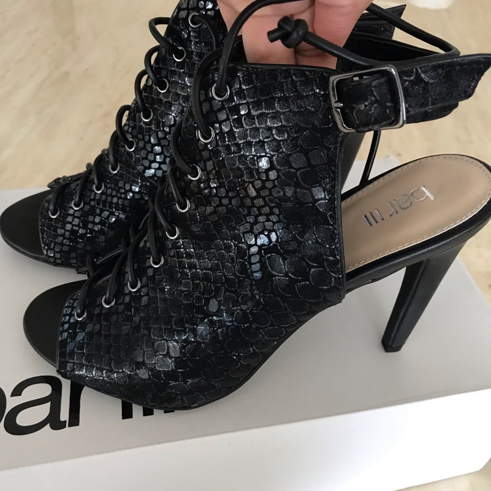 NWT! Black snake skin pattern heels Size 8